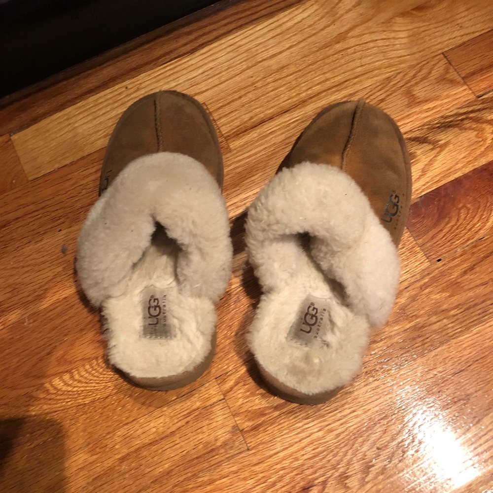 Slip on girls Uggs camel color
